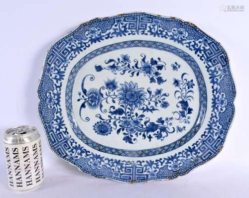 A LARGE 18TH CENTURY CHINESE BLUE AND WHITE DISH Qianlong. 3...