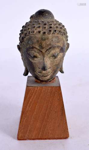 A 17TH/18TH CENTURY THAI BRONZE FIGURE OF A BUDDHA HEAD mode...