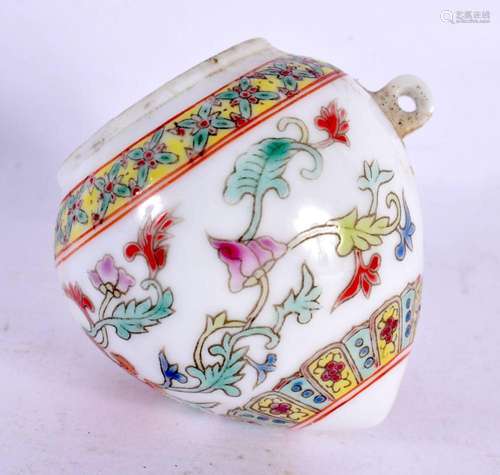 A VINTAGE CHINESE PORCELAIN BIRD FEEDER. 5 cm x 4.75 cm.