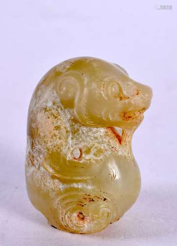 A CHINESE CARVED MUTTON JADE BEAST 20th Century. 4 cm x 2.75...