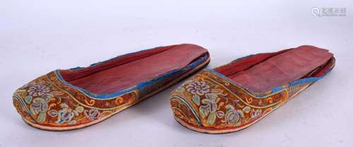 A PAIR OF 19TH CENTURY CHINESE SILKWORK EMBROIDERED SHOES Qi...