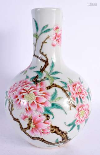 A CHINESE FAMILLE ROSE PORCELAIN VASE 20th Century. 24 cm hi...