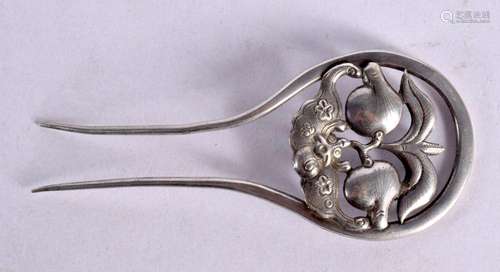 A 19TH CENTURY CHINESE EXPORT SILVER HAIR SLIDE. 13.8 grams....