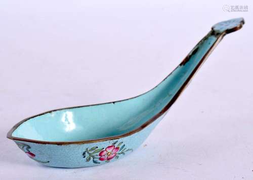 A 19TH CENTURY CHINESE CANTON ENAMEL SPOON. 11.5 cm x 4.1 cm...