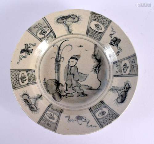 A CHINESE BLUE AND WHITE PORCELAIN DISH 20th Century. 17 cm ...