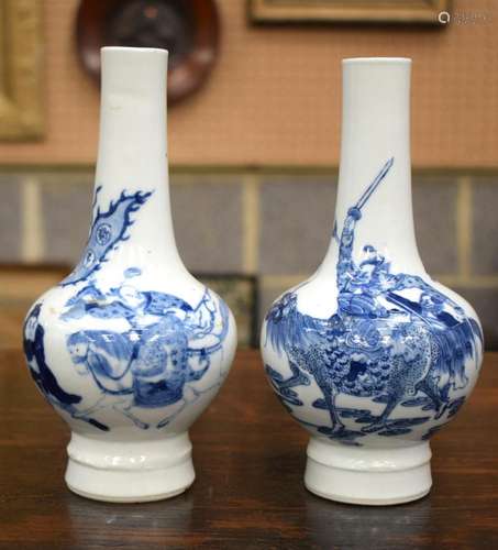 A PAIR OF 19TH CENTURY CHINESE BLUE AND WHITE PORCELAIN BULB...