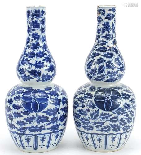 Pair of Chinese blue and white porcelain vases hand painted ...