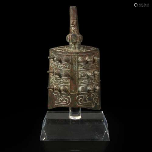 An unusual small Chinese patinated bronze bell, Yongzhong 青...