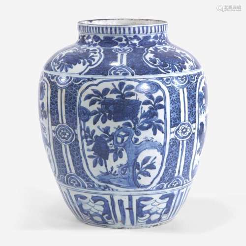 A large blue and white "Kraak" porcelain jar 青花克...