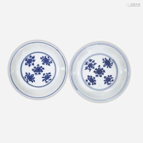 A pair of Chinese blue and white "floral" dishes 青...