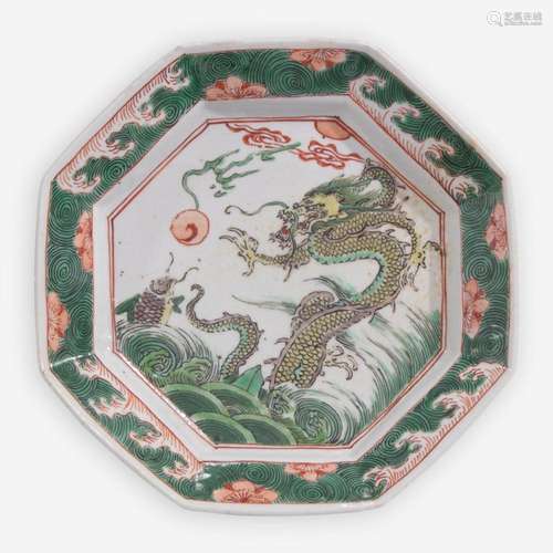 A Chinese porcelain octagonal "Dragon" dish 八边形...