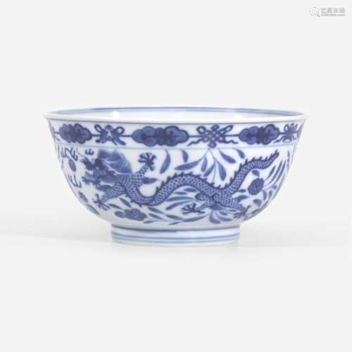 A Chinese blue and white porcelain "Dragon" bowl 青...