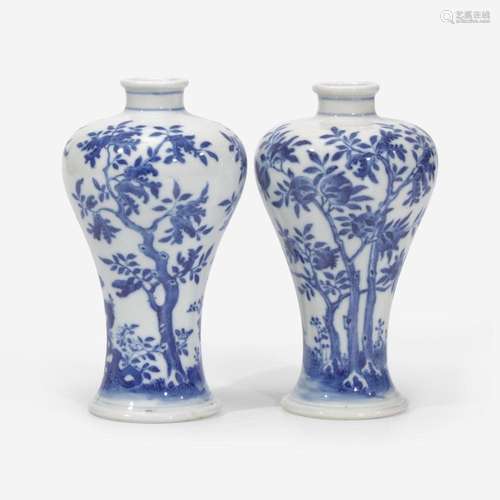 A pair of Chinese blue and white porcelain baluster vases 青...