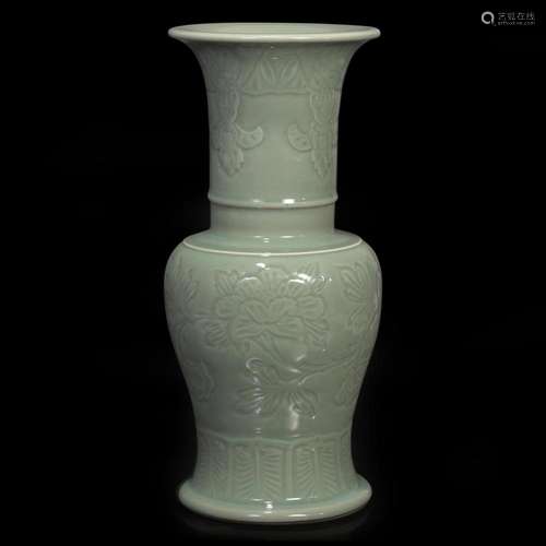 A celadon-glazed “Phoenix-tail” vase 青釉凤尾尊