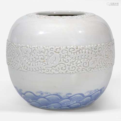 A Japanese blue and white porcelain water jar 日本青花模印罐...