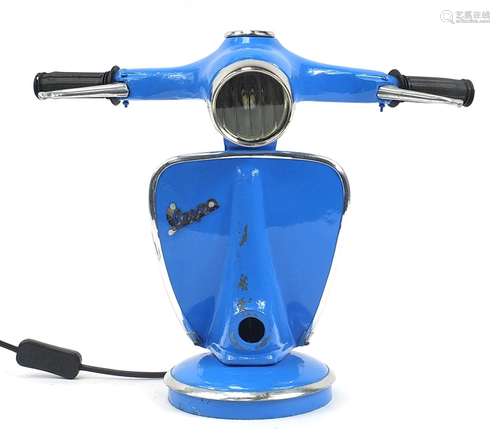 Novelty Vespa scooter design table lamp, 33.5cm high