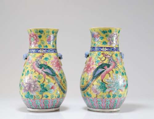 Paire de vases en porcelaine de chine famille rose à décor d...