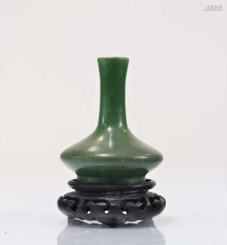 Vase en porcelaine monochrome vert époque QingPoids: 147 gRé...