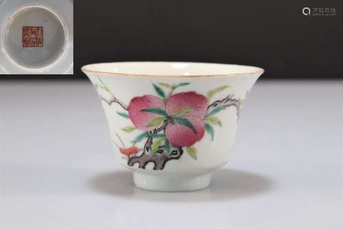 Bol en porcelaine à décor de pêches marque de QianlongPoids:...