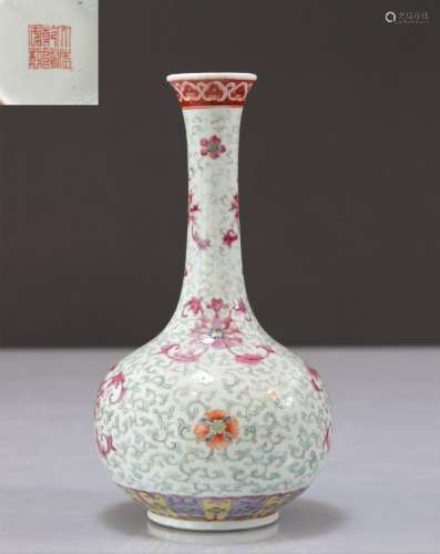 Somptueux vase en porcelaine famille rose marque de Qianlong...