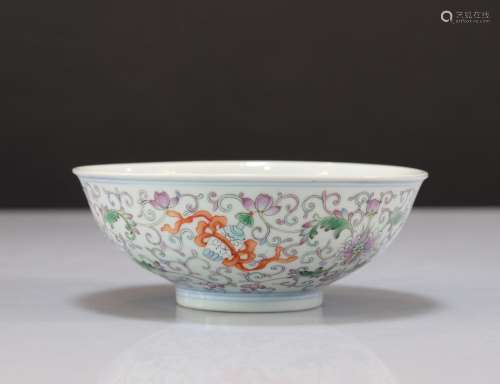 Important bol en porcelaine famille rose intérieur décoré de...