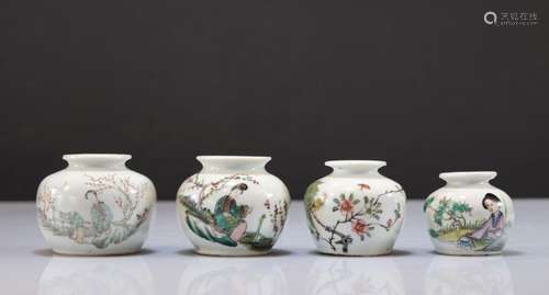 Lot de 4 vases en porcelaine de chinePoids: 750 gRégion: Chi...