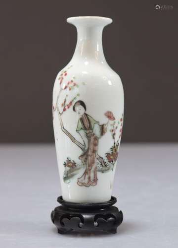 Vase en porcelaine à décor d'une femme vers 1900Poids: 180 g...