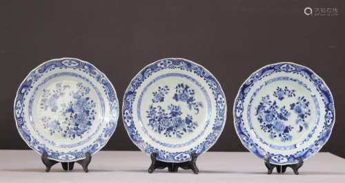 Chine lot de 3 assiettes en porcelaine blanc bleu (accidents...