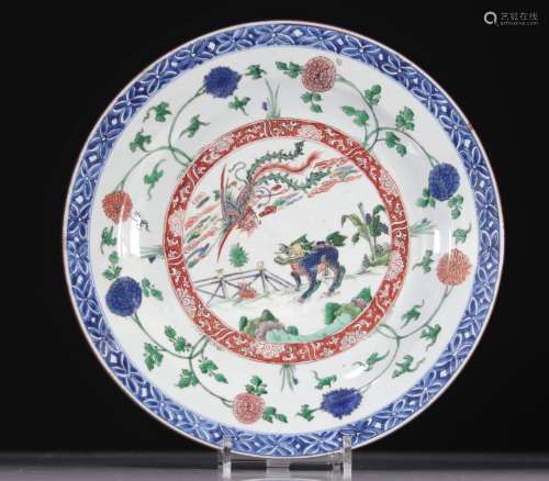 Grand plat en porcelaine de la famille verte époque Kangxi à...