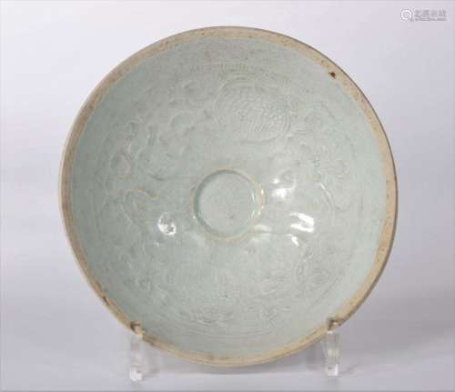 Un bol en porcelaine de Chine qingbai à décor floral sous gl...
