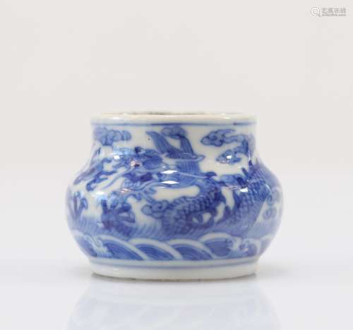Pot à encre en porcelaine blanc bleu à décor de dragons impé...