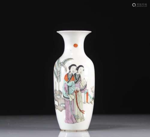 Vase en porcelaine de chine à décor de personnagesPoids: 900...