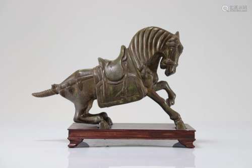 Cheval en bronze sur socle en boisPoids: 11.30 kgRégion: Chi...