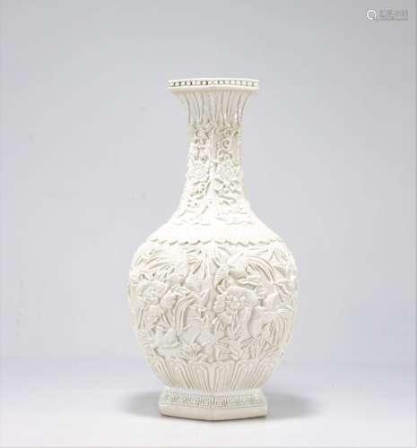 Vase en blanc de chine décor en relief XXèmePoids: 2.40 kgRé...