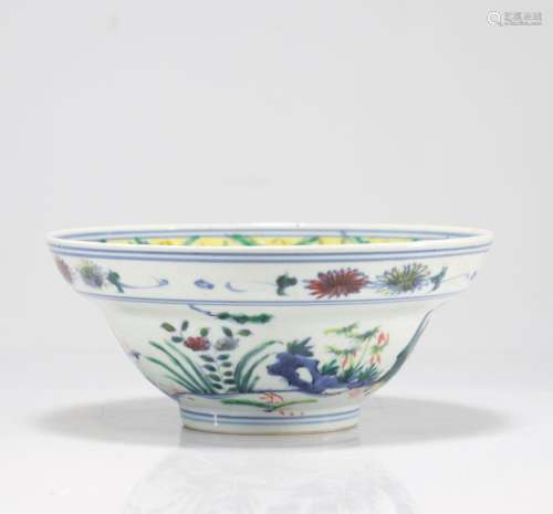 Bol en porcelaine de chine "doucai" à décor de per...