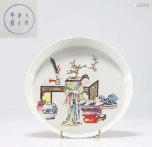 Assiette en porcelaine de chine famille rose à décor de femm...