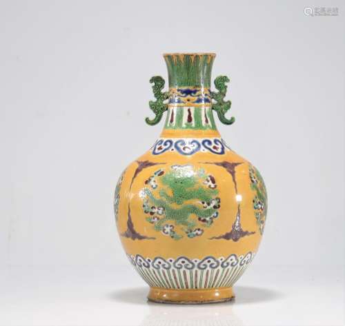 Vase en grès vernissé fond jaune à décor de dragons impériau...