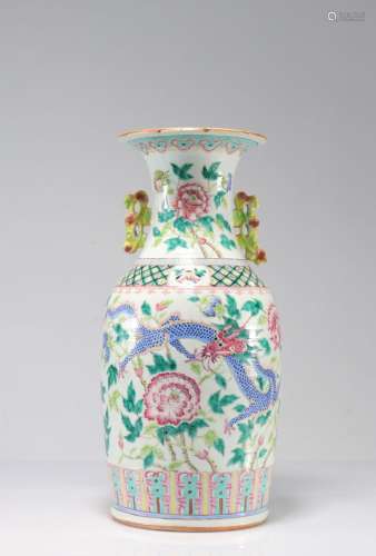 Vase en porcelaine de la famille rose à décor de dragons XIX...