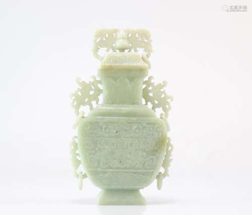 Vase couvert en jade vert décor archaïquePoids: 1.31 kgRégio...