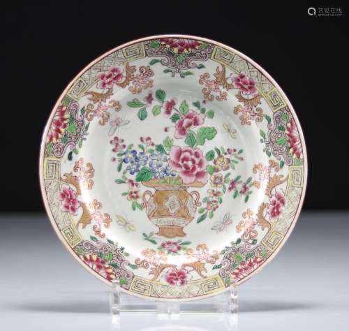 Assiette en porcelaine famille rose décor floral 18èmePoids:...