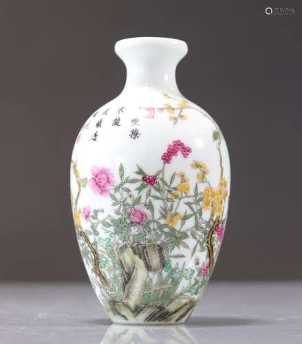 Vase en porcelaine à décor de fleurs marque Qianlong époque ...
