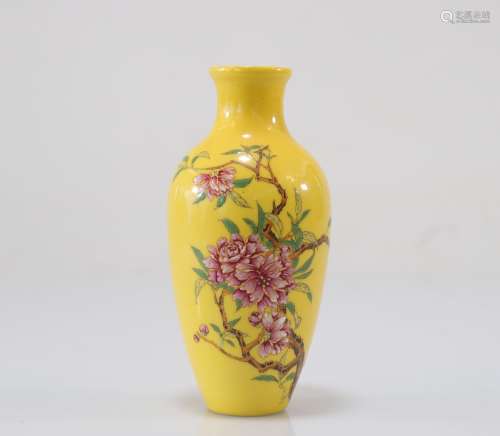 Vase en porcelaine à décor de fleurs sur fond jaune marque Q...