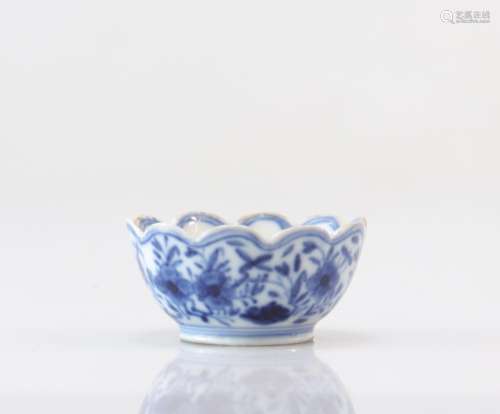 Bol blanc bleu décor floral marque à la base XVIIIèmePoids: ...