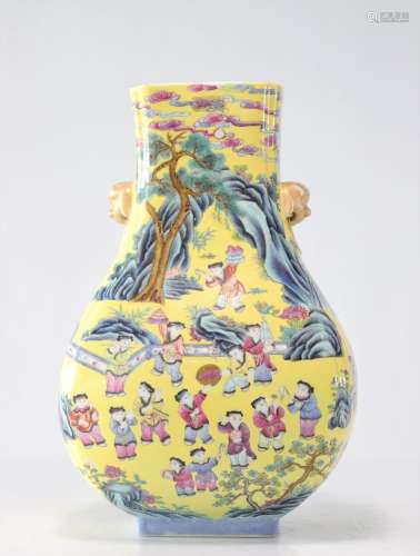 Vase en porcelaine de chine fond jaune à décor d'enfants Rép...