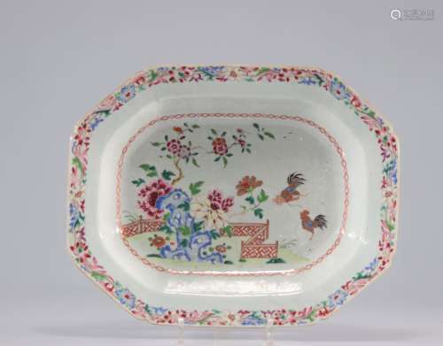 Plat en porcelaine de la famille rose à décor de coqs XVIIIè...