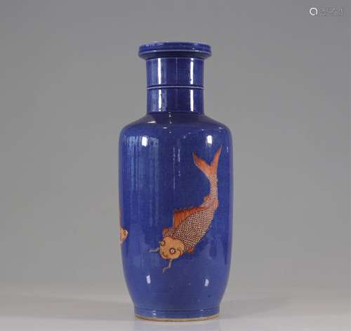 Grand vase en porcelaine poudré bleu à décor de poissons rou...