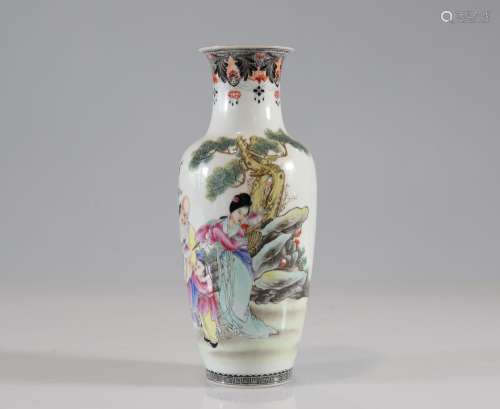 Vase en porcelaine famille rose à décor de personnages d'épo...