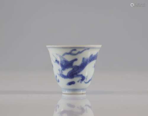 Bol en porcelaine blanc bleu à décor de dragon XVIIèmePoids:...