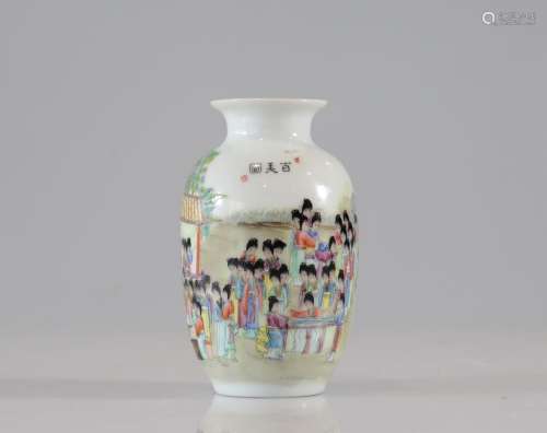 Vase en porcelaine de la famille rose riche décor de personn...