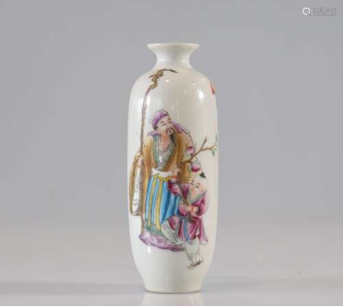 Chine vase en porcelaine famille rose époque marque Qianlong...